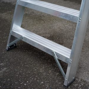 Tread and feet of an industrial professional swingback step ladder